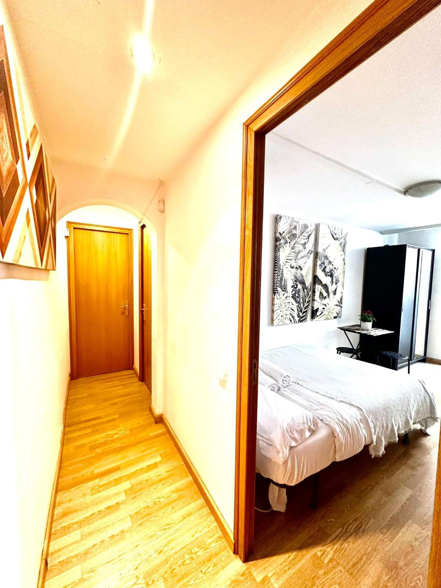 Private Rooms In City Center Barcelona Bagian luar foto